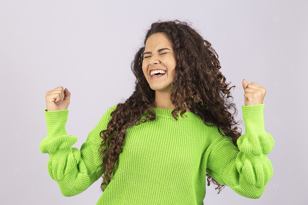 Linda mulher com casaco verde