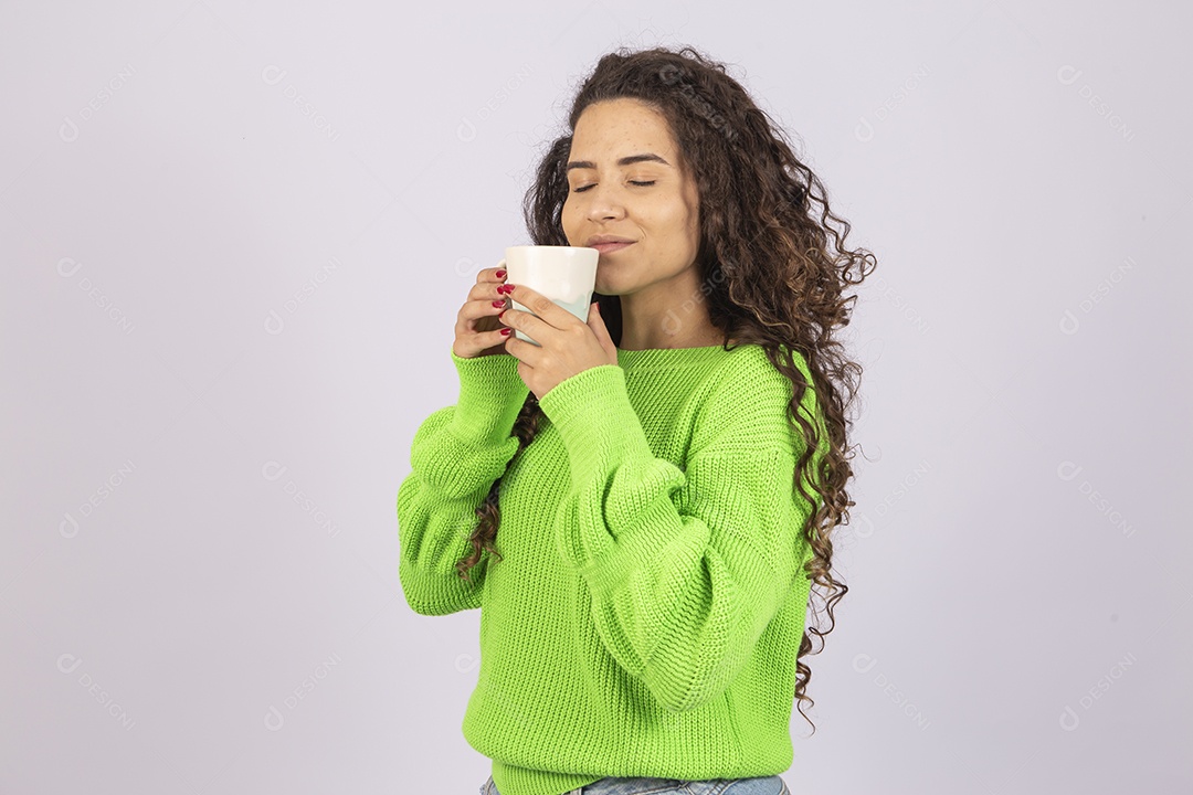 Linda mulher com casaco verde