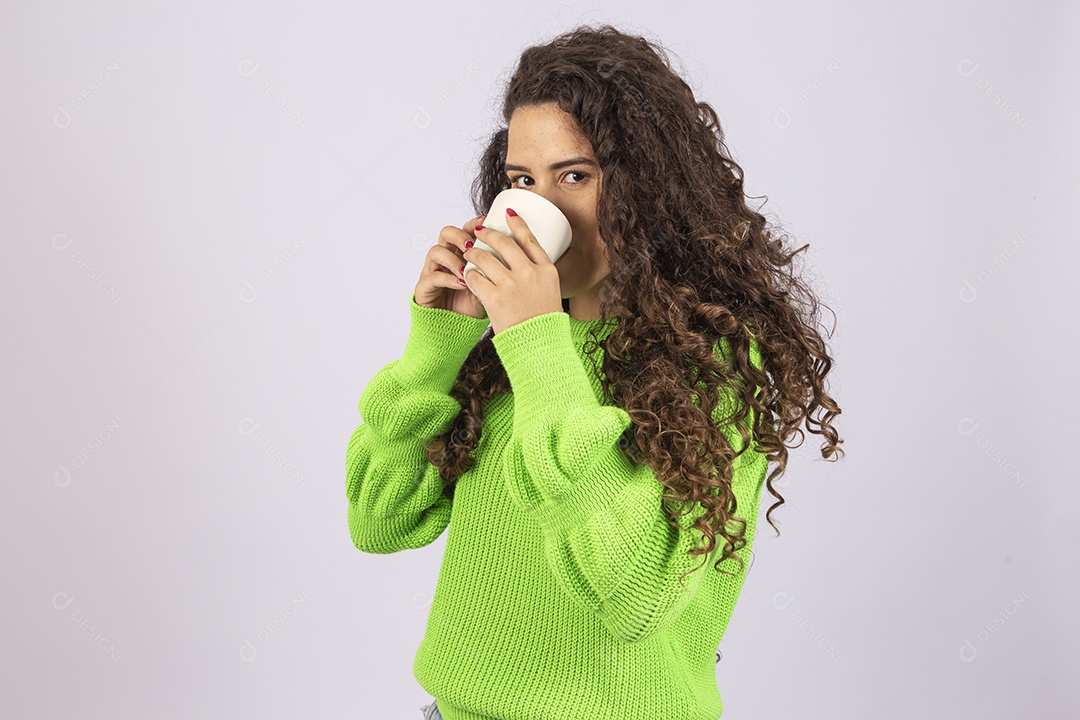 Linda mulher com casaco verde