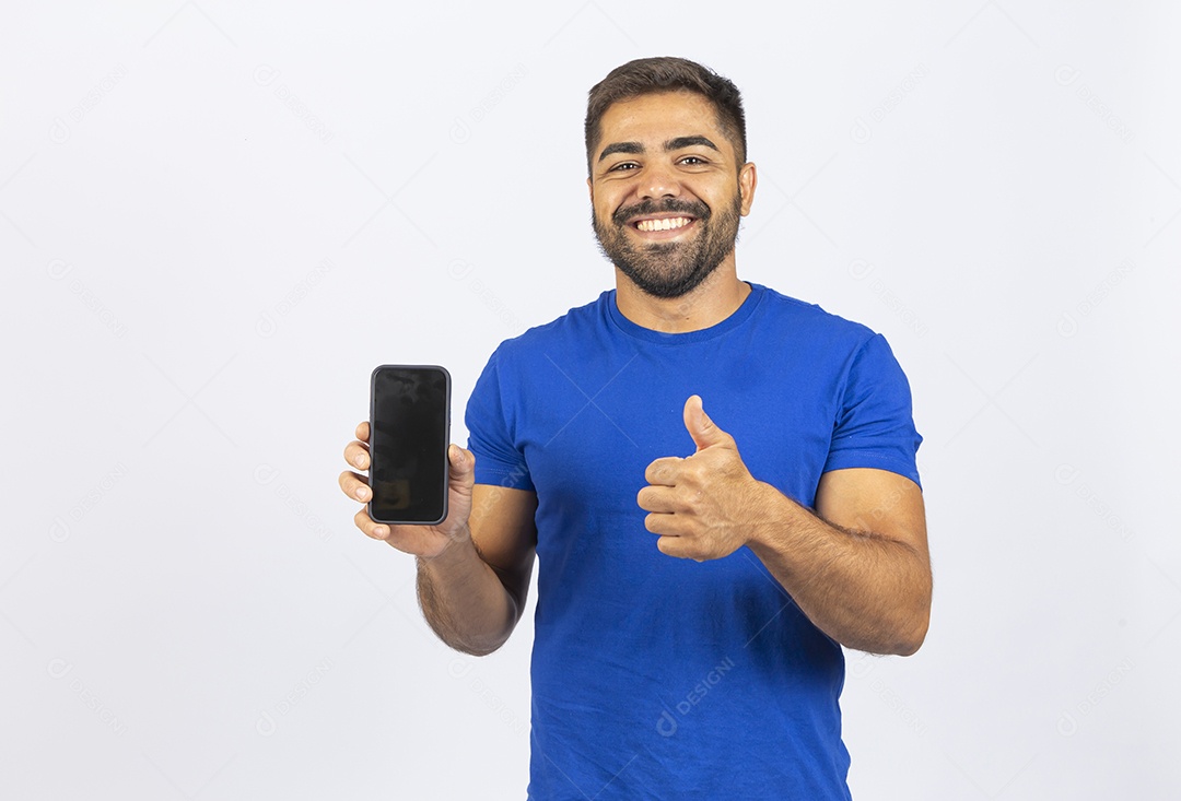 Homem jovem com camiseta azul