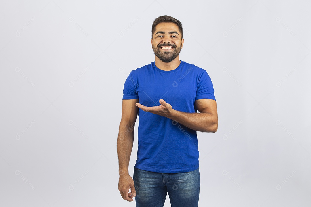 Homem jovem com camiseta azul