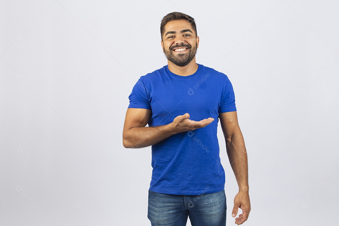 Homem jovem com camiseta azul
