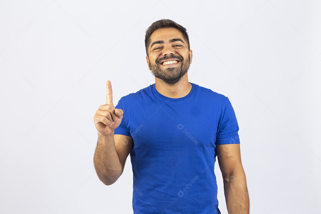 Homem jovem com camiseta azul