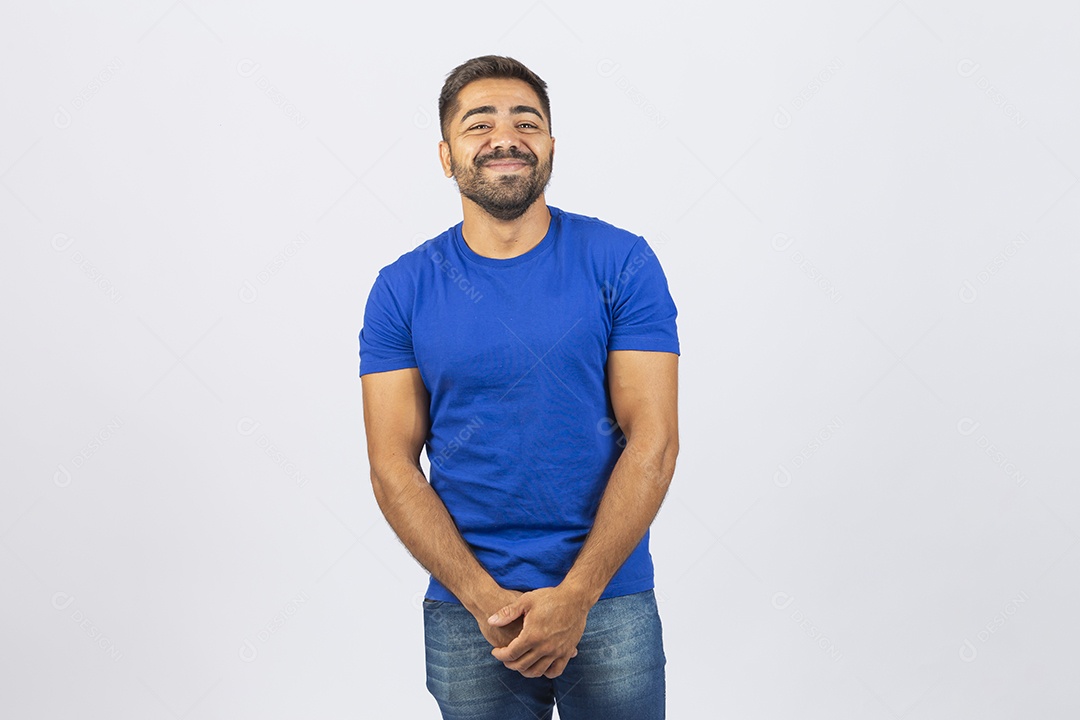 Homem jovem com camiseta azul