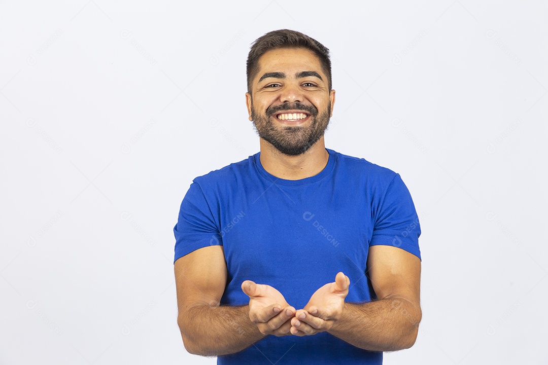 Homem jovem com camiseta azul