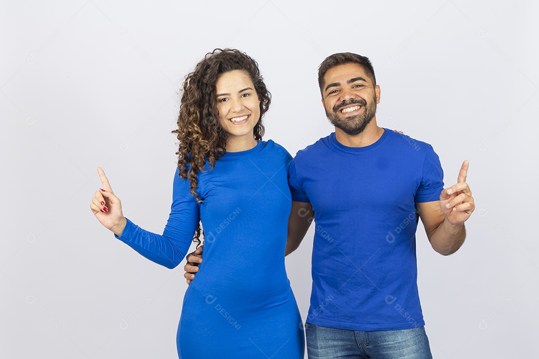 Homem jovem com camiseta azul