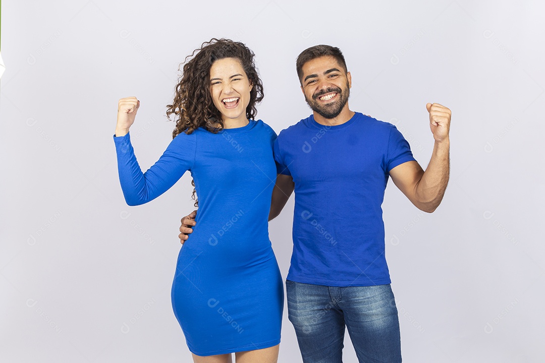 Casal sorridentes com roupas azuis