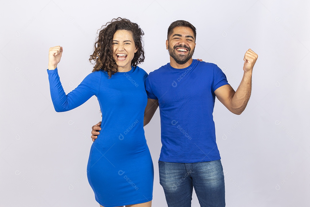 Casal sorridentes com roupas azuis