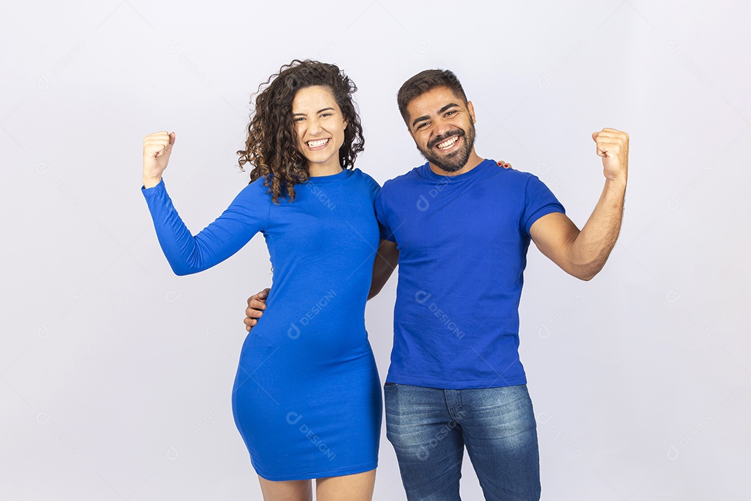 Casal sorridentes com roupas azuis