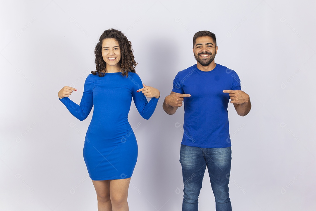 Casal sorridentes com roupas azuis