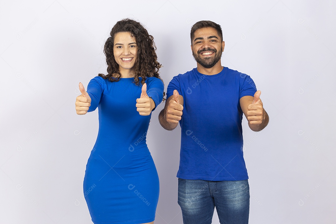 Casal sorridentes com roupas azuis