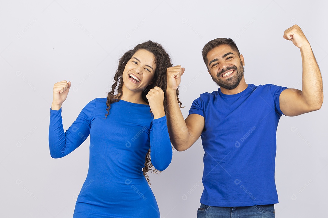 Casal sorridentes com roupas azuis