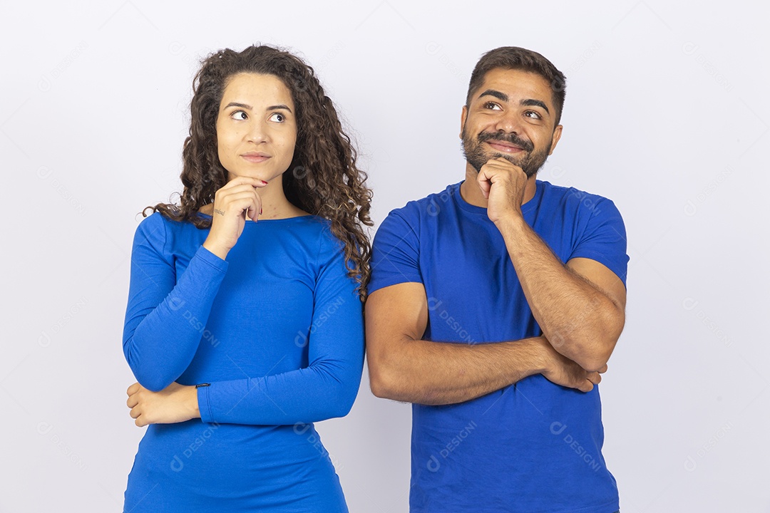 Casal sorridentes com roupas azuis