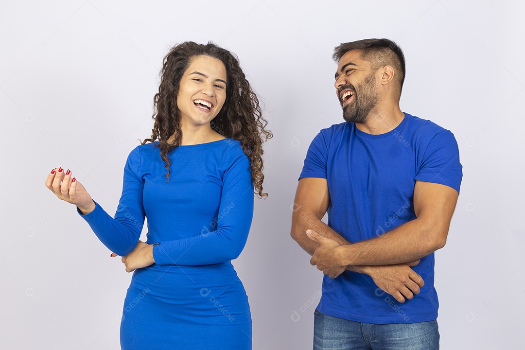 Casal sorridentes com roupas azuis