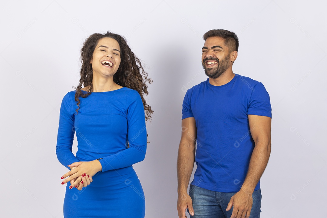 Casal sorridentes com roupas azuis