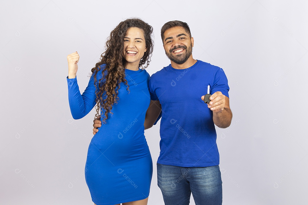 Casal sorridentes com roupas azuis