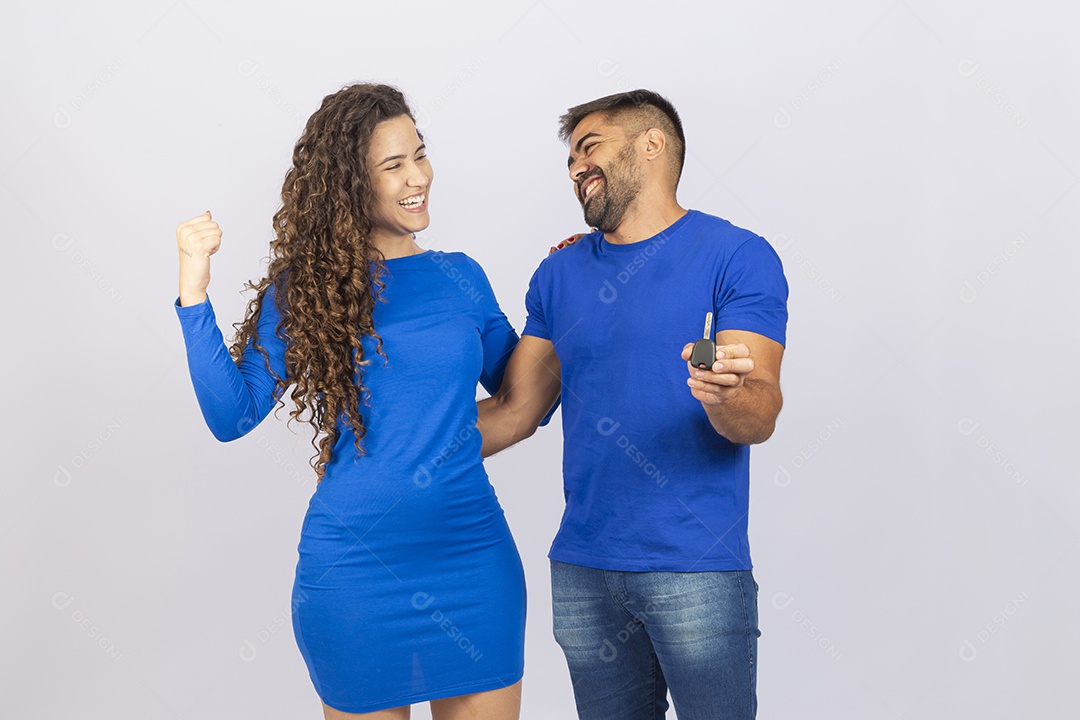 Casal sorridentes com roupas azuis