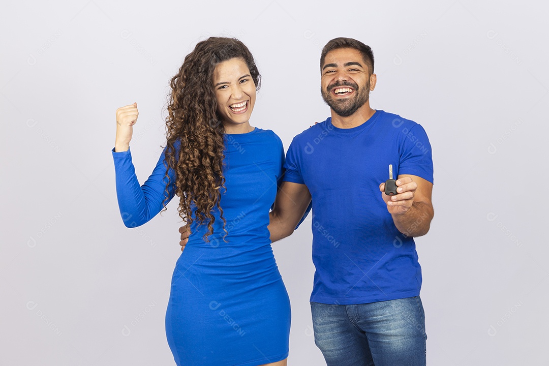 Casal sorridentes com roupas azuis