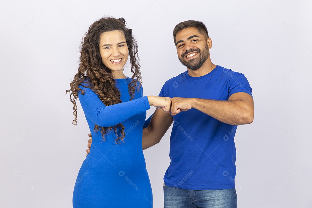 Casal sorridentes com roupas azuis