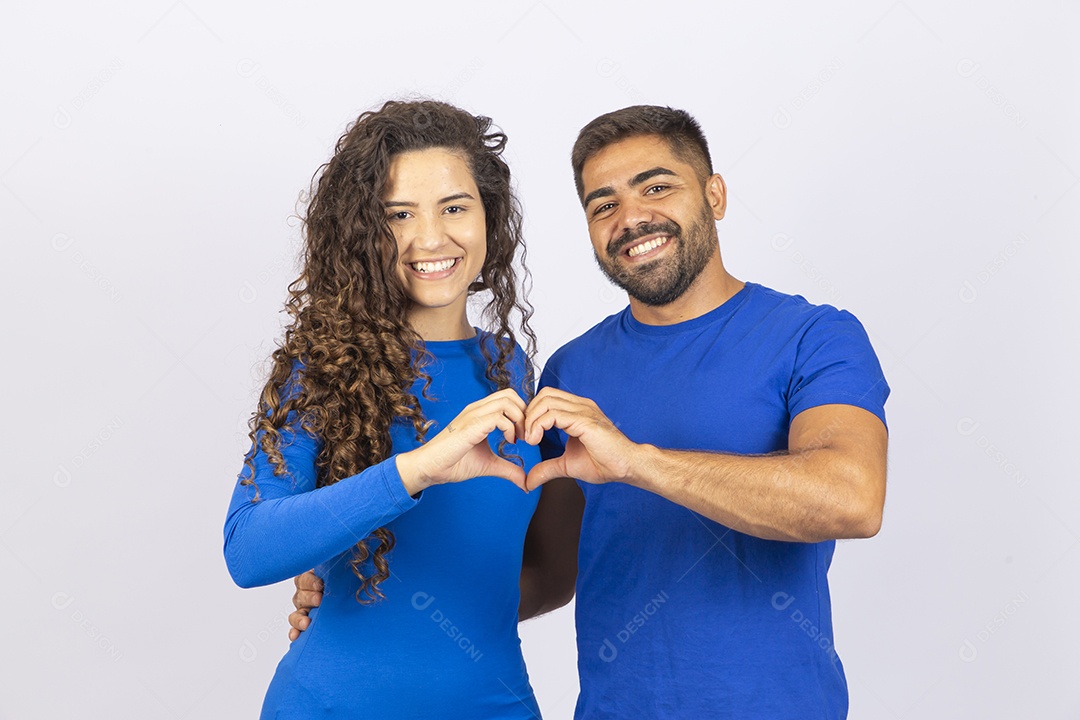 Casal sorridentes com roupas azuis