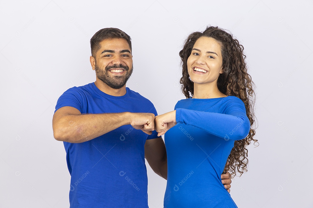 Casal sorridentes com roupas azuis