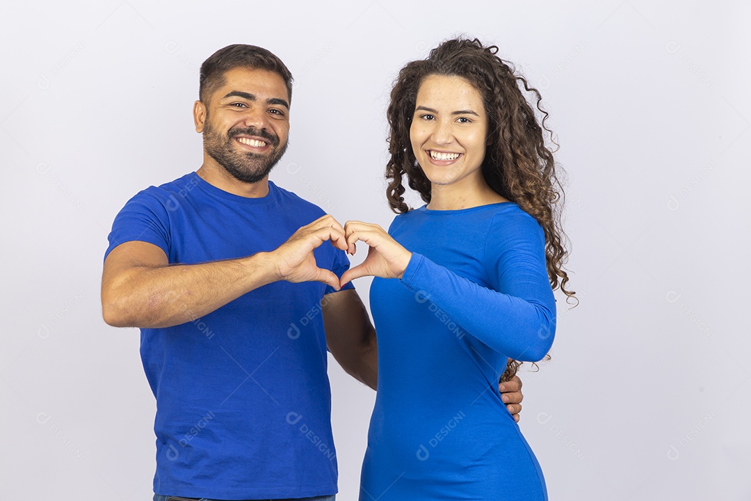 Casal sorridentes com roupas azuis