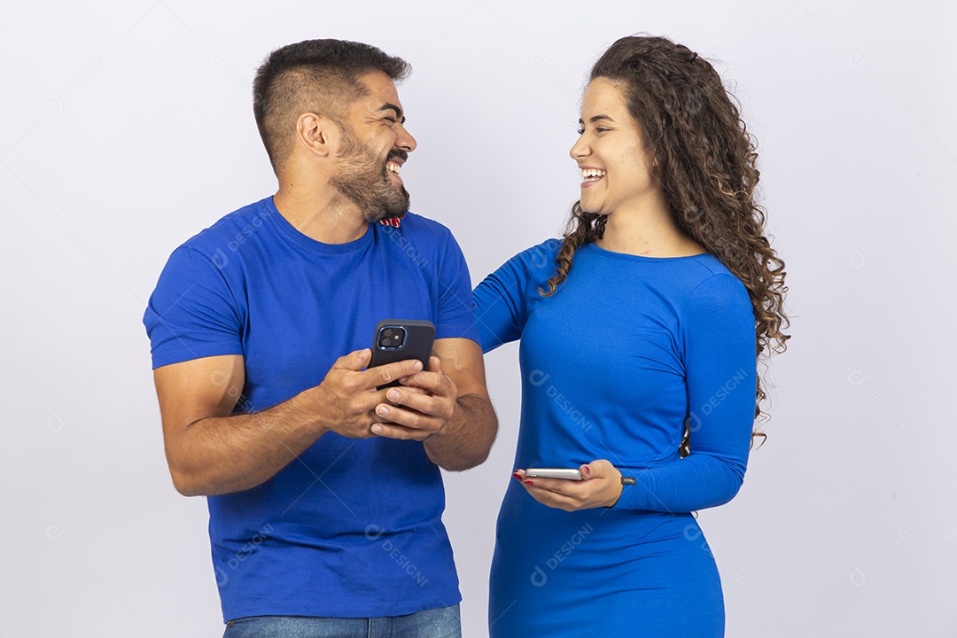 Casal sorridentes com roupas azuis