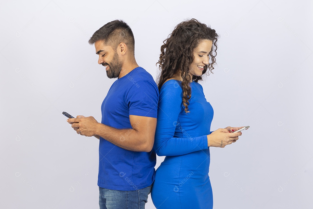 Casal sorridentes com roupas azuis