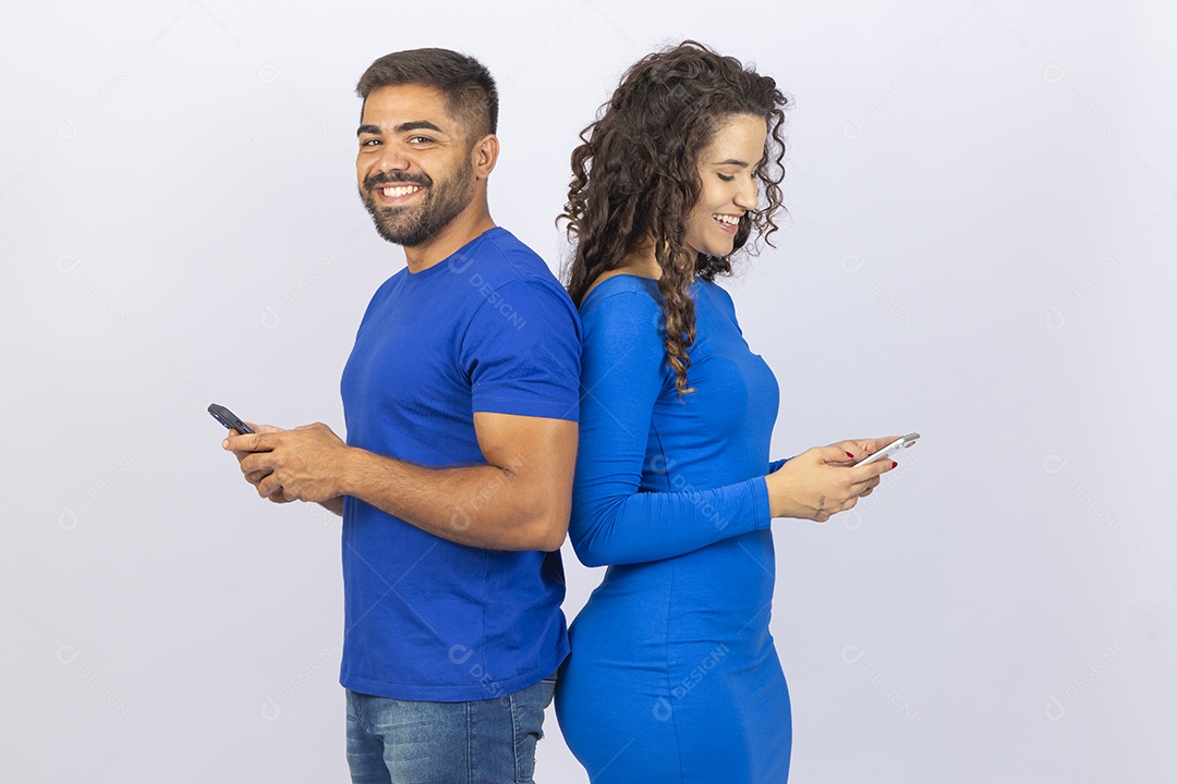 Casal sorridentes com roupas azuis