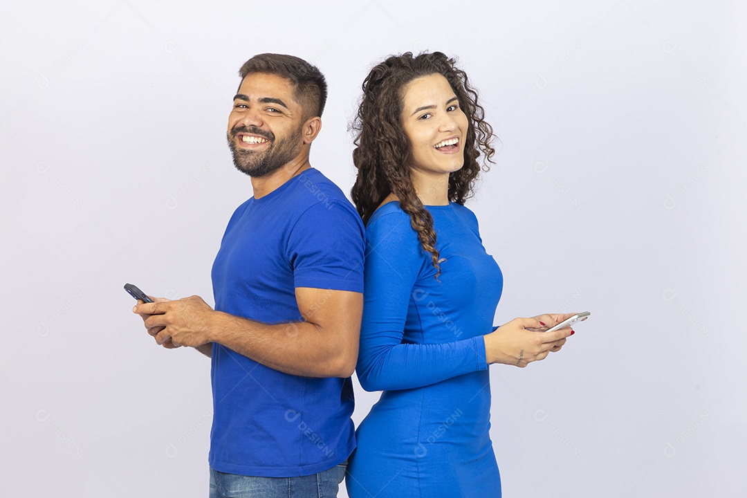 Casal sorridentes com roupas azuis