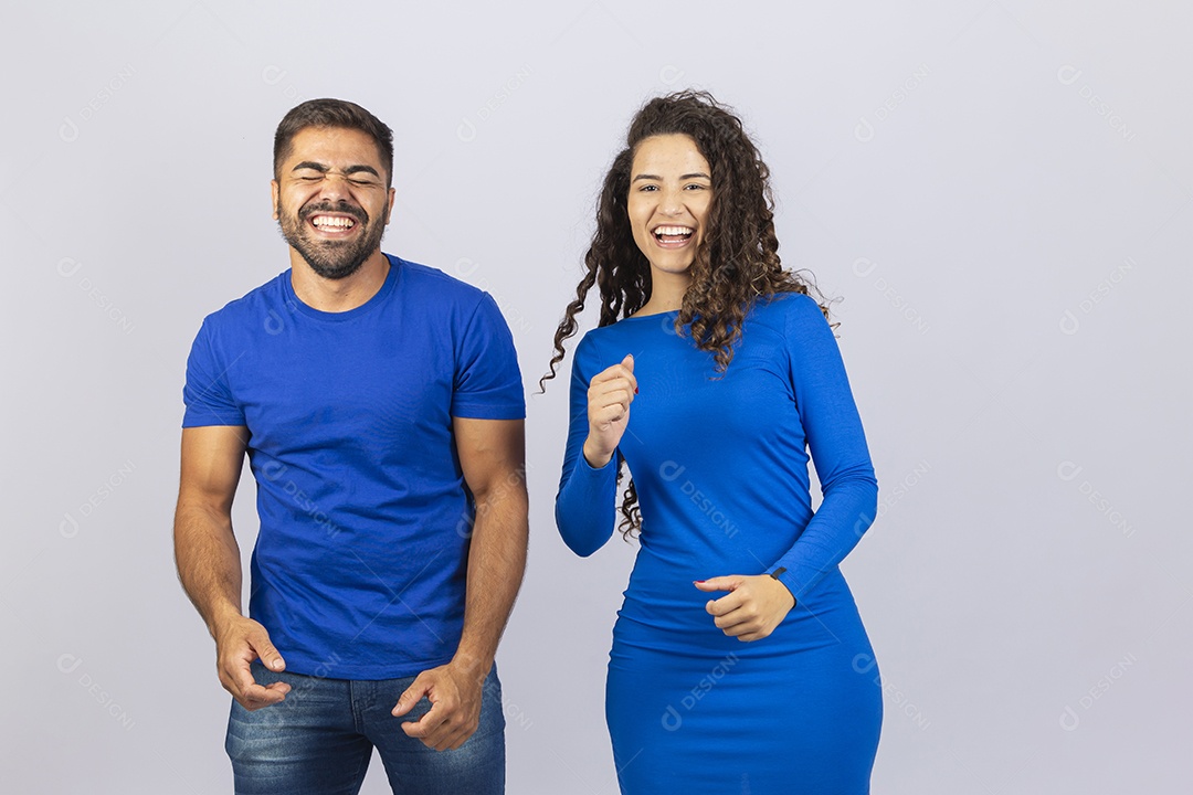 Casal sorridentes com roupas azuis