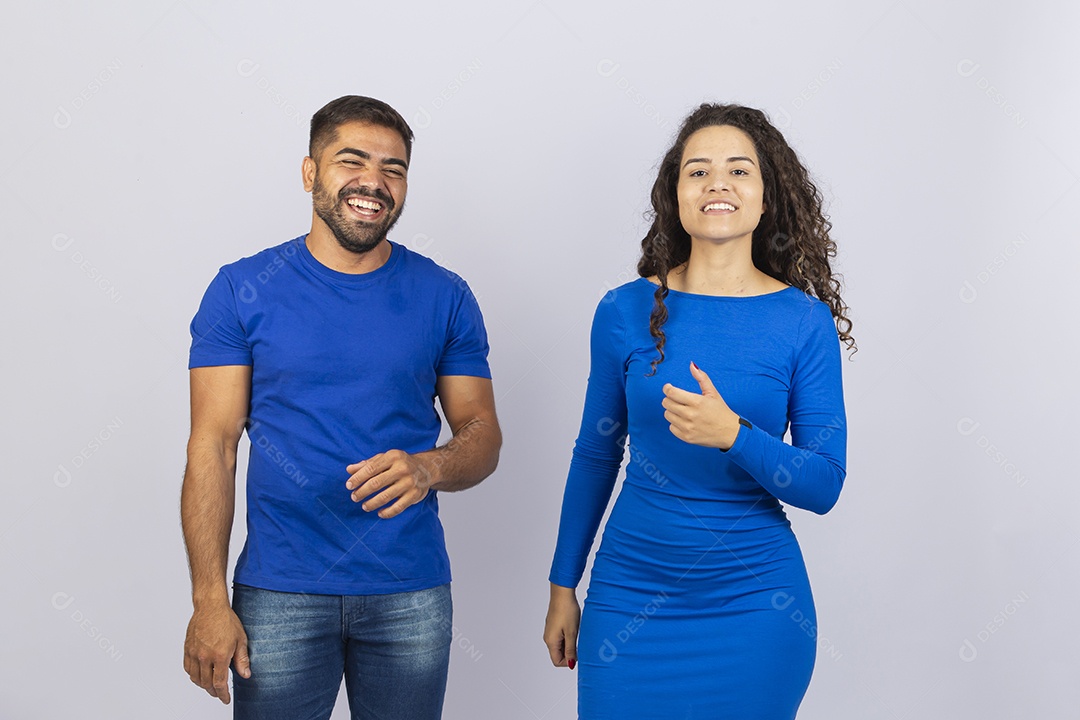 Casal sorridentes com roupas azuis