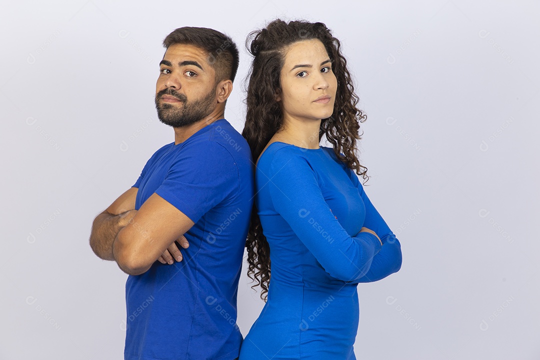 Casal sorridentes com roupas azuis