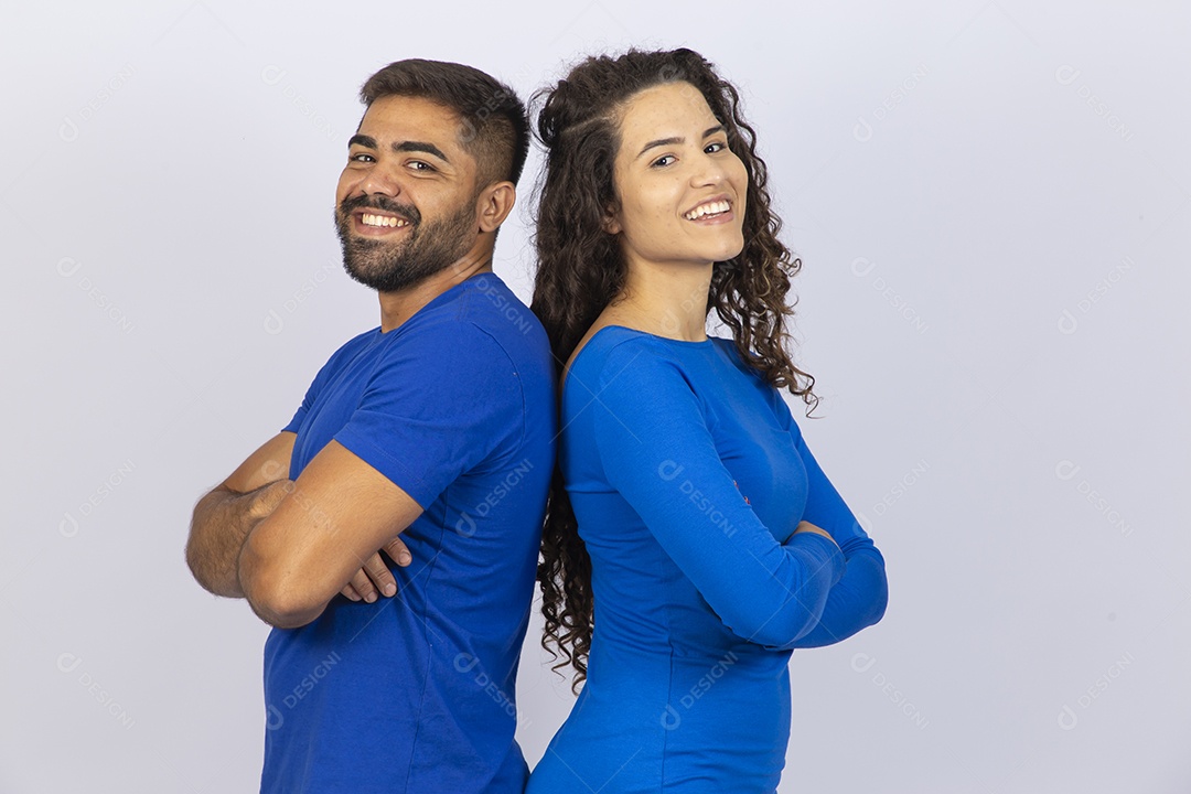 Casal sorridentes com roupas azuis