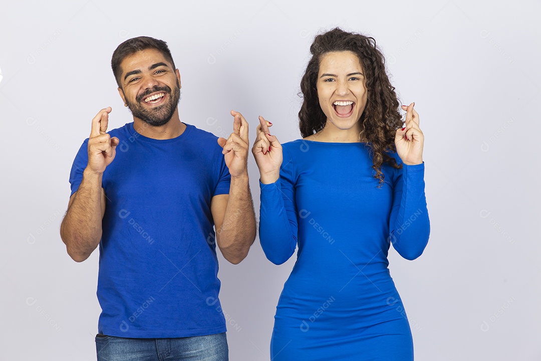 Casal sorridentes com roupas azuis