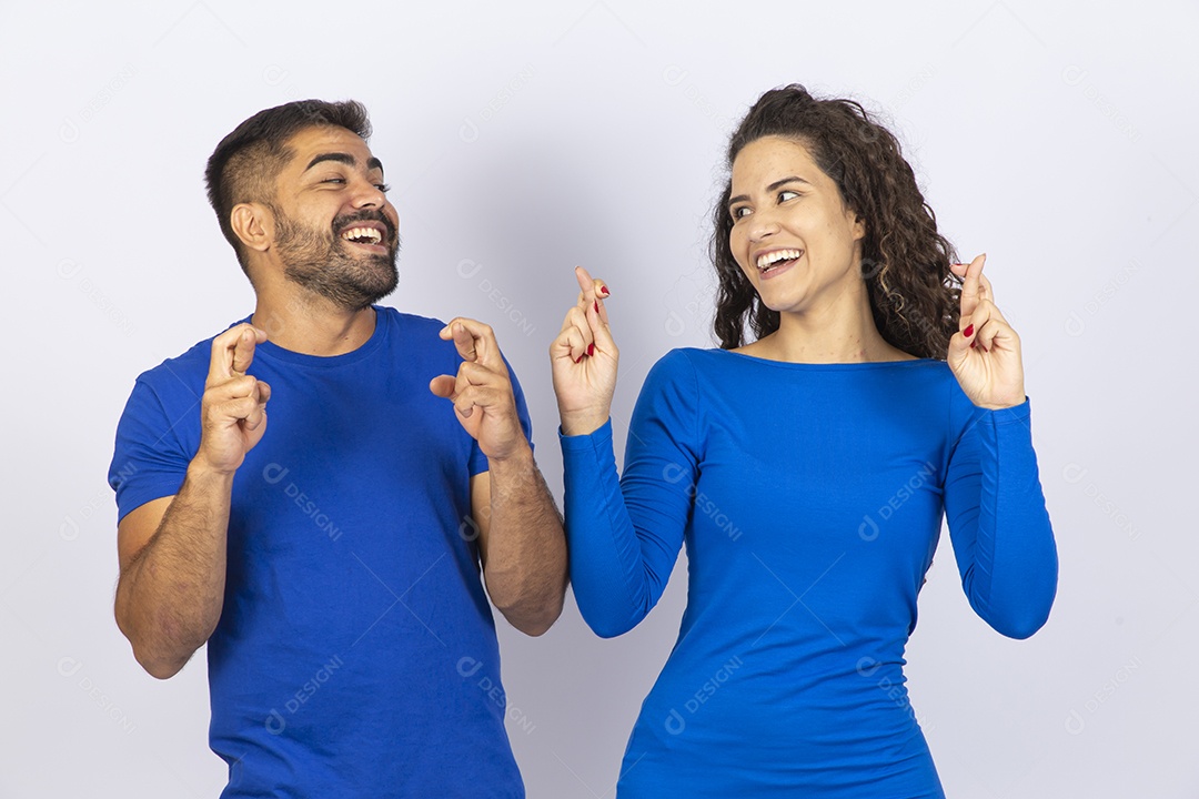 Casal sorridentes com roupas azuis