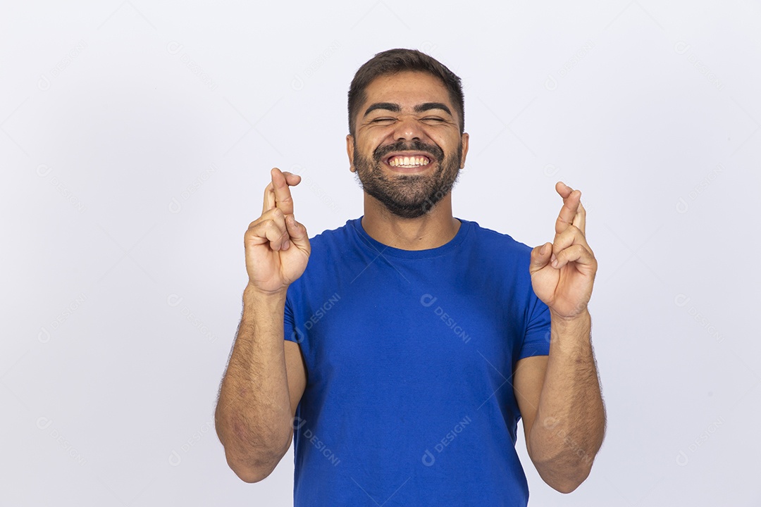 Homem jovem com camiseta azul