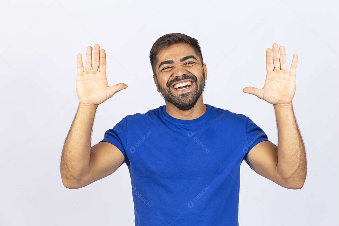 Homem jovem com camiseta azul
