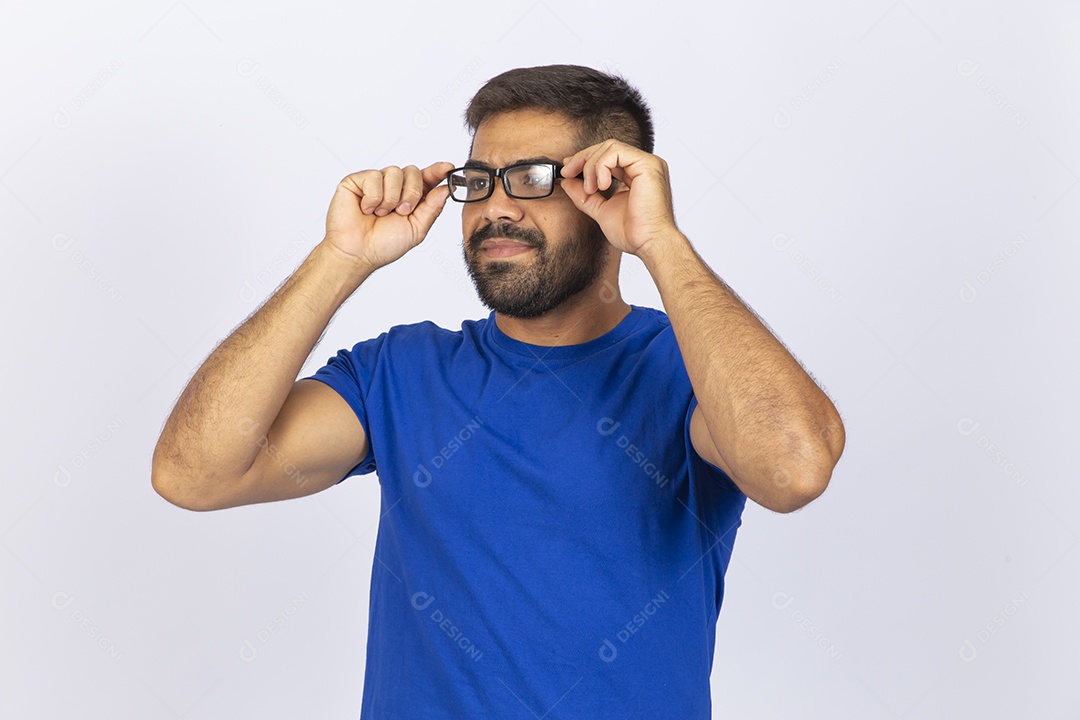 Homem jovem com camiseta azul