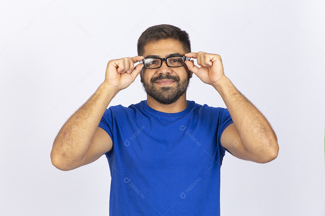 Homem jovem com camiseta azul
