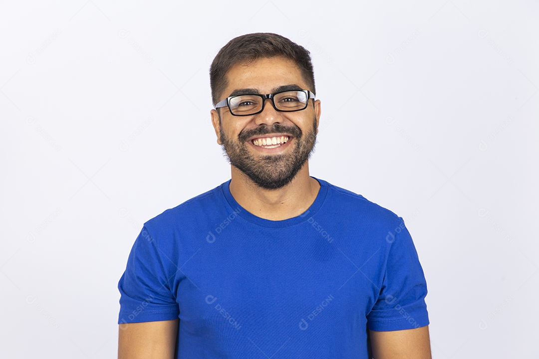 Homem jovem com camiseta azul