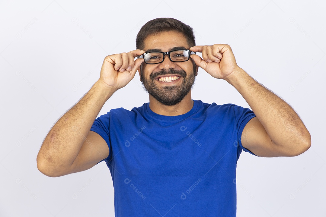 Homem jovem com camiseta azul
