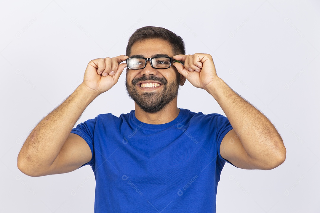 Homem jovem com camiseta azul