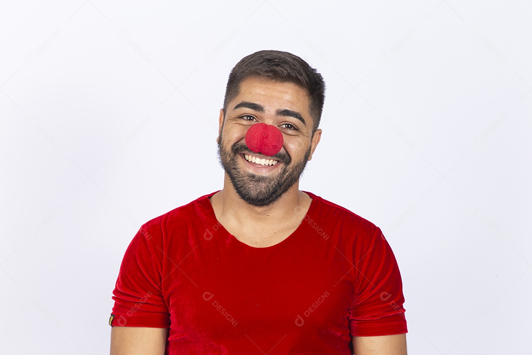 Homem jovem com camiseta azul