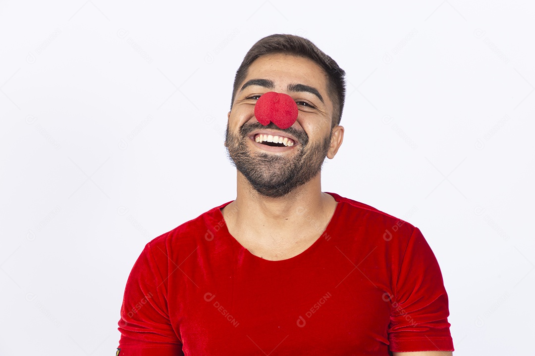 Homem jovem com camiseta azul