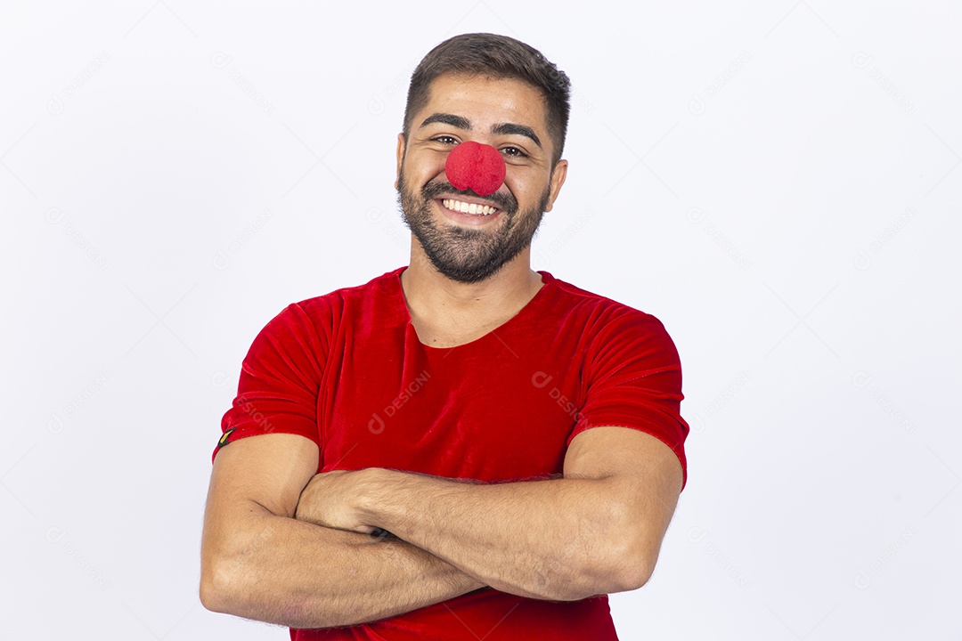 Homem com camiseta vermelha e nariz de palhaço