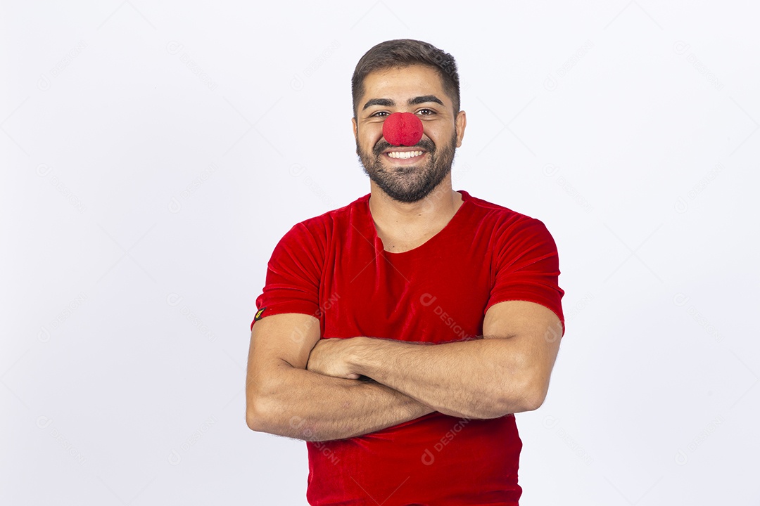 Homem com camiseta vermelha e nariz de palhaço