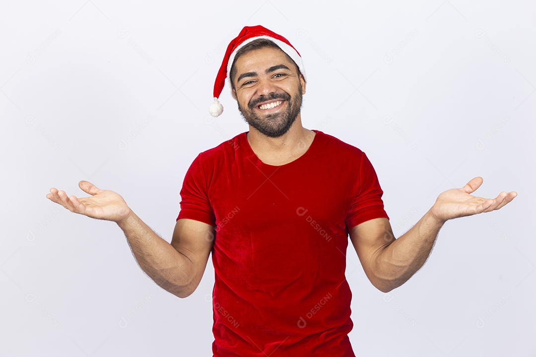 Homem jovem com gorro de Papai Noel