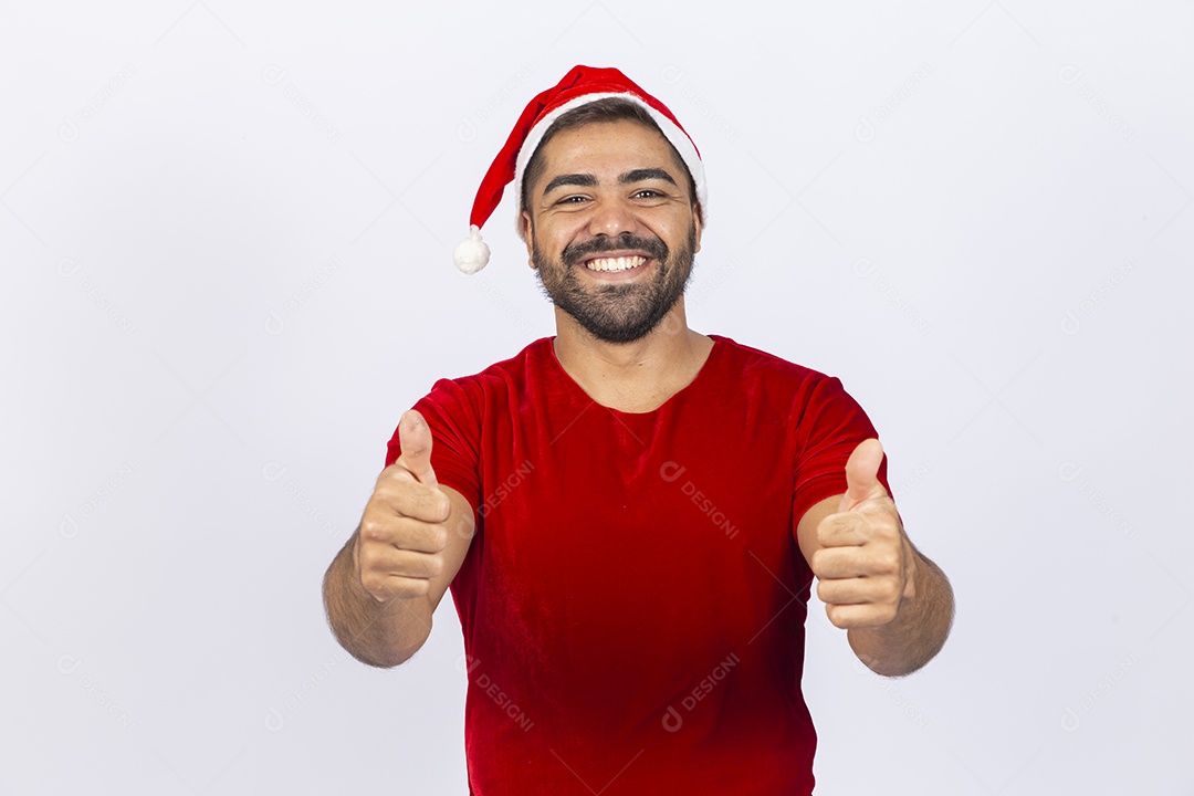 Homem jovem com gorro de Papai Noel