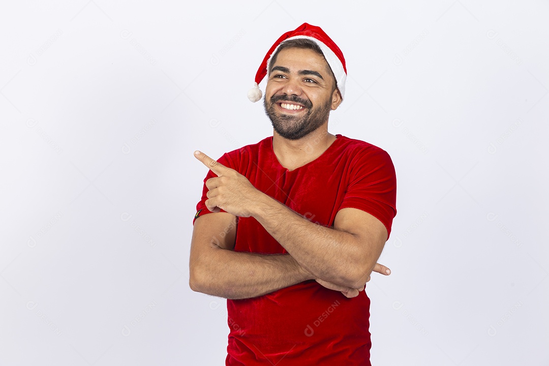 Homem jovem com gorro de Papai Noel